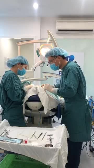 Khách hàng Nguyễn Thuỳ Trang cắm 2 trụ implant Dentium Hàn Quốc tại Nha khoa Paris 3/2