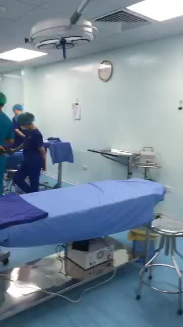 Bác sĩ và Ekip Dr Vũ Quang làm việc xuyên trưa với ca nâng mũi số 6 và số 7 trong ngày hôm nay.