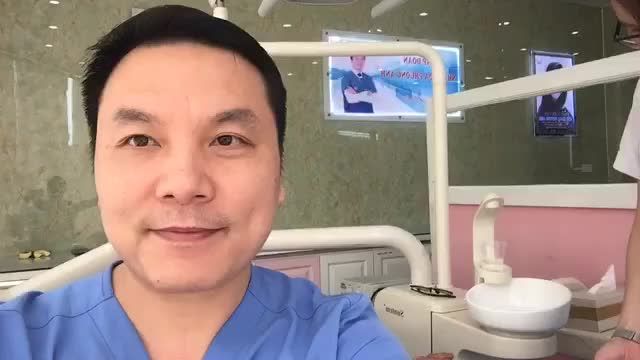 Hình ảnh tổn thương men răng điển hình do dùng đồ uống có ga nhiều và thường xuyên