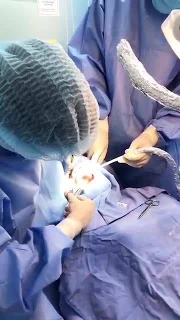 Bác sĩ Kangnam thực hiện cắm implant cho khách hàng đã phẫu thuật chỉnh hình hàm mặt