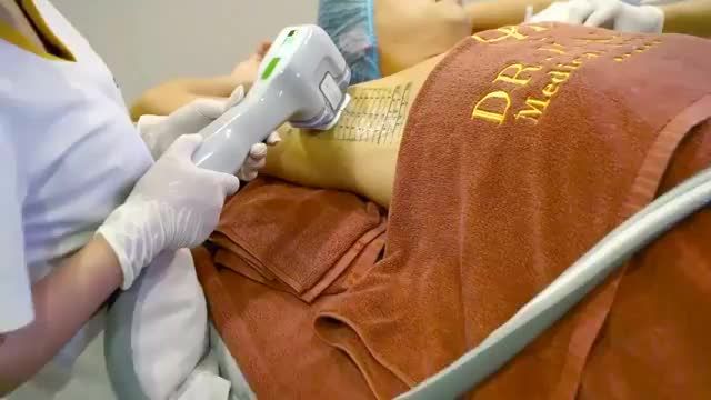 Bạn đang gặp phải vấn đề về mùi hôi cơ thể và mắc phải tình trạng ẩm ướt khó chịu do tăng tiết mồ hôi gây ra .... theo dõi video này để có giải pháp khắc phục bạn nhé!