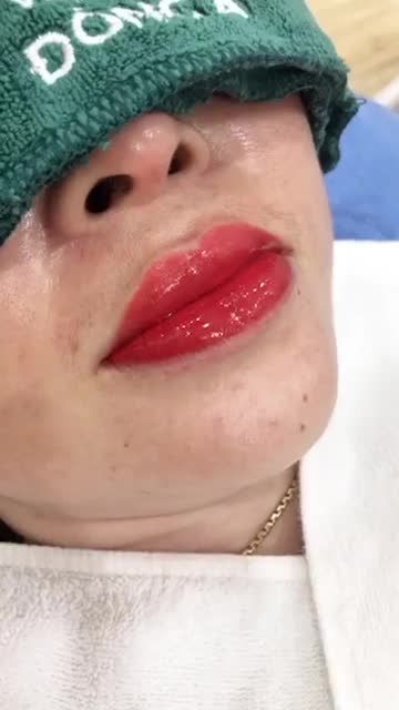 Phun môi phủ bóng Collagen bằng công nghệ Châu Âu .