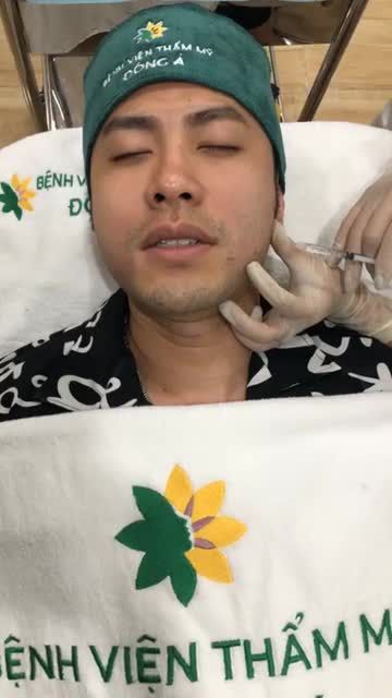 Ca sĩ Akira Phan đến Bệnh viện Đông Á thực hiện dịch vụ tiêm botox gọn hàm
