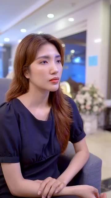 Gặp lại Thu Quỳnh sau 10 ngày độn cằm, cằm vẫn còn hơi sưng nhưng kết quả đã khá ổn định, cằm V line thời thượng, mũi môi cằm nằm trên một đường thẳng.