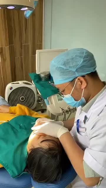 Ca niềng mắc cài kim loại tự động tại Nha khoa Quốc tế Athena. Cùng xem tái khám niềng răng sẽ như thế nào nhé