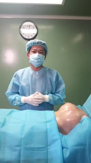 BÁC SĨ TÚ DUNG GIẢI CỨU NGƯỜI PHỤ NỮ MANG NGỰC ĐÀN ÔNG