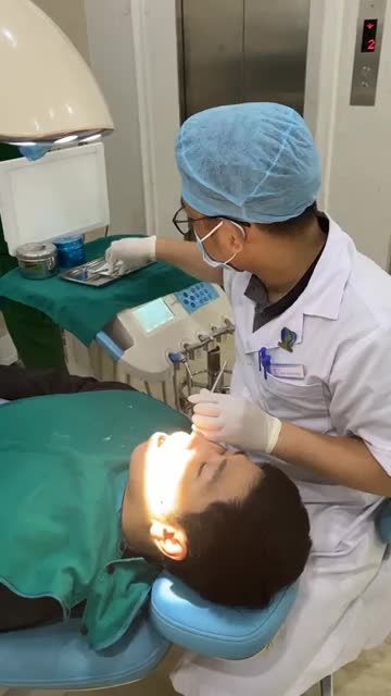 Xin chào quý vị và các bạn, ngày hôm nay nha khoa tái khám một ca nhổ răng khôn. Mời quý vị và các bạn cùng đón xem.