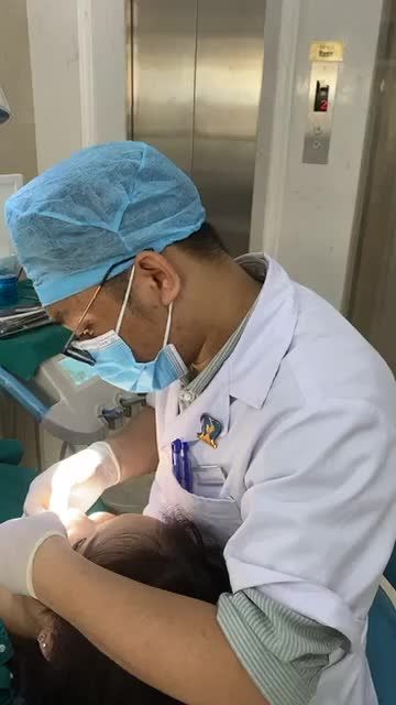 THAY CHUN CHUỖI CỦA KHÁCH HÀNG TRONG QUÁ TRÌNH CHỈNH NHA CỦA KHÁCH HÀNG