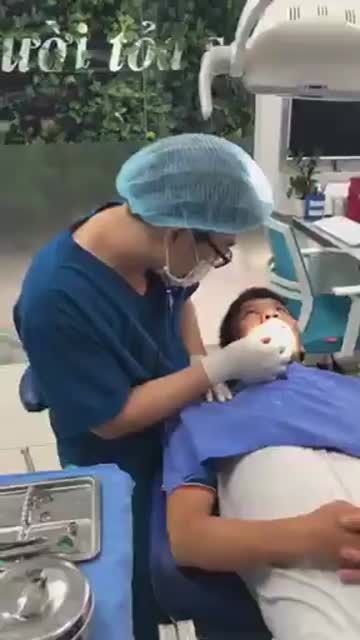 Khách hàng Vũ Ngọc Chất thực hiện liệu trình tái khám chỉnh nha sau 1 tuần gắn mắc cài kim loại tự buộc tại 12 Thái Thịnh