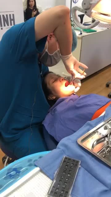 Khách hàng Vũ Thị Thuý tháo mắc cài