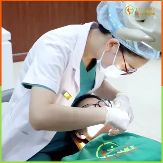 Cùng lắng nghe những chia sẻ của chị Tô Thị Nguyệt (SN 1983) sau 2 năm niềng răng tại VIET SMILE bạn nhé.