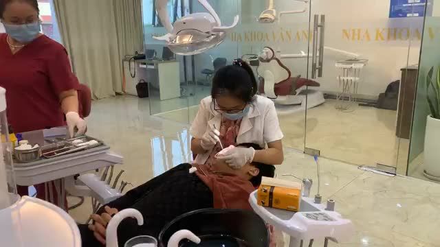 Gắn mắc cài cho bệnh nhân răng KHẤP KHỂNH