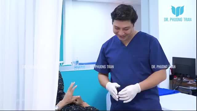 BÁC SĨ TRỰC TIẾP THĂM KHÁM CHO KHÁCH HÀNG TẠI PHÒNG HẬU PHẪU CHUYÊN SÂU