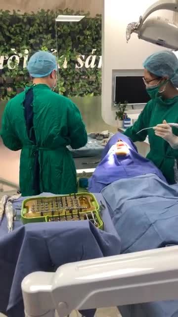 khách hàng Nguyễn Thị Hằng cắm 1 trụ dentium tại 12 Thái Thịnh