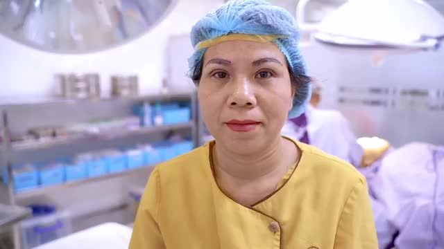 Bác sĩ làm việc xuyên trưa giúp khách hàng trẻ ra từ 5-10 tuổi chỉ sau tiểu phẫu Nâng cùng mày + Cắt mí mời cả nhà cùng theo dõi