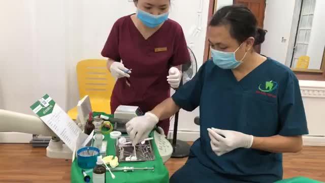 Lắp phục hình răng sứ trên implant.