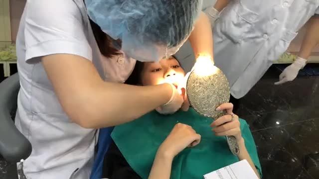 Bác sĩ đang lắp khay Invisalign cho BN Full khay