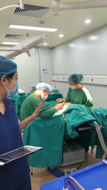 " Bữa trưa" của ekip Sline tại phòng mổ Bệnh Viện Đa Khoa Quốc Tế Bắc Hà có gì ?