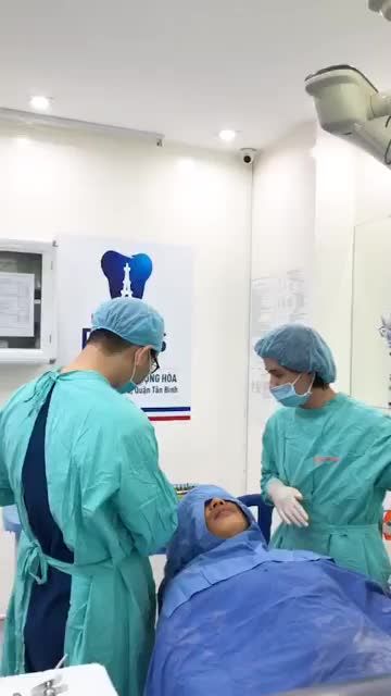 KH Bùi Nguyên Trí cấy ghép Implant 3 trụ  Dentium Hàn Quốc và nhổ 3 Răng khôn