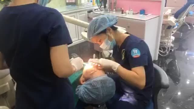 Bác sĩ đang thiết kế tham my 20 răng Ceramill