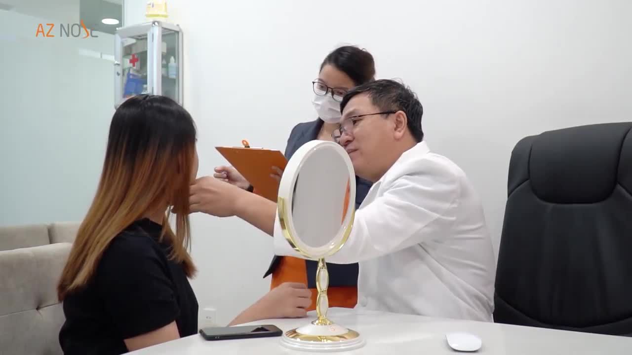Mời cả nhà cùng lắng nghe những tư vấn của bác sĩ Hoàng Nam cùng khách hàng mũi bị ngắn hếch sau khi nâng mũi cấu trúc ở nơi khác.