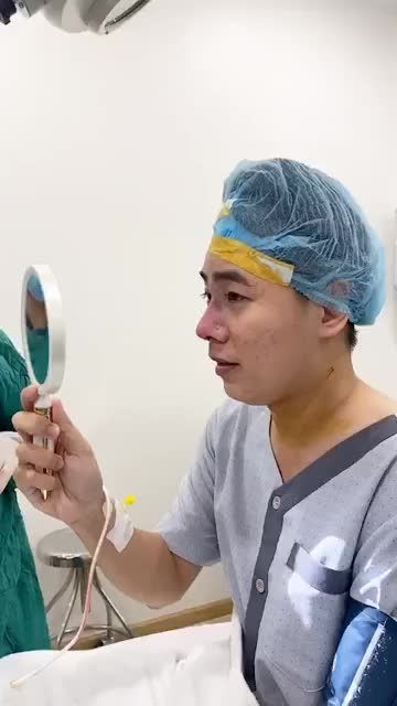 Khách hàng nam vô cùng hài lòng với dáng mũi vừa thực hiện xong