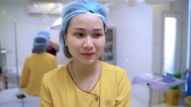 Chào buổi sáng đột nhập phòng phẫu thuật bắt gặp một vị khách hàng thực hiện Cắt mí đẹp xinh trẻ ra đến 5-10 tuổi chỉ sau 30 phút thực hiện tiểu phẫu này