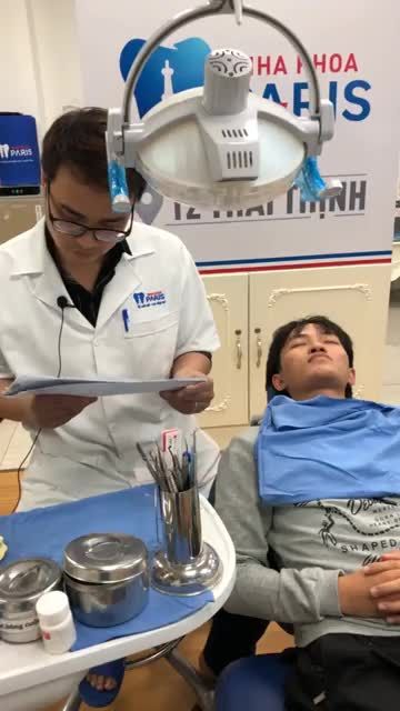 Khách hàng Nguyễn Duy Anh tháo mắc cài tại nha khoa Paris