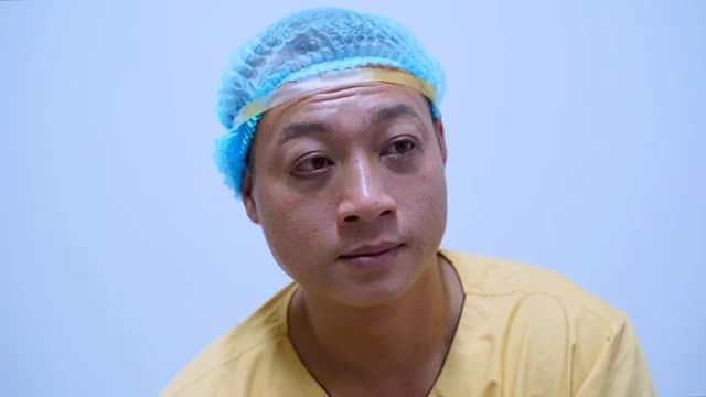 Đột nhập phòng mổ sáng sớm để ghi hình ca loại bỏ bọng mỡ mí dưới Phì đại gây nặng mặt già nua cho vị khách hàng nam giới