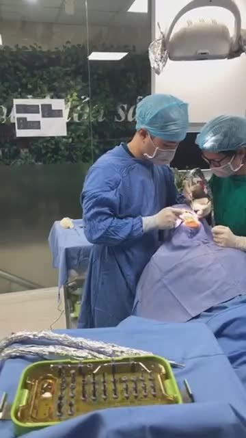 Livestream khách hàng Trịnh Văn Đạo  cắm 3 trụ ipl Dentium tại nha khoa 12 Thái Thịnh