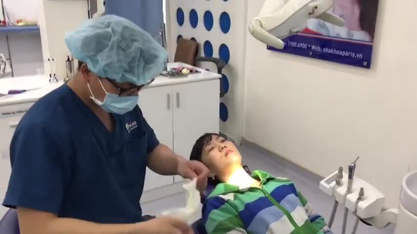 KH Kiều Thị Thanh Tuyền, 33 tuổi, mất 3 răng cửa hàm trên đã 10 năm. Tới nha khoa Paris 179C đường 3/2 thăm khám, tư vẫn miễn phí dịch vụ trồng răng implant cùng BS Ngô Quang Tín