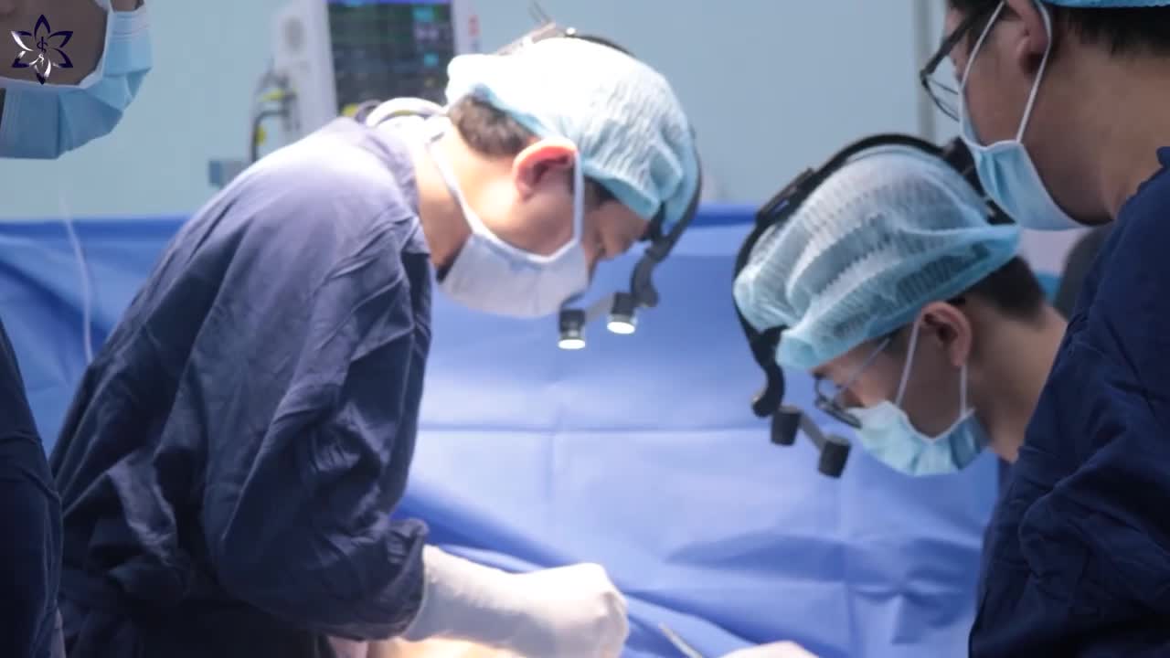 SĂM SOI PHƯƠNG PHÁP TREO TUYẾN NGỰC CỦA BÁC SĨ KHIÊM VÀ EKIP BỆNH VIỆN THẨM MỸ EMCAS