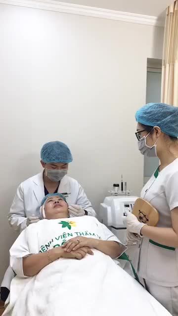 Kết quả sau căng chỉ 1/2 khuôn mặt Cô đã thay đổi TRẺ HOÁ như thế nào?