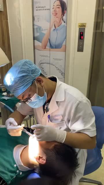 Nhổ 2 chân răng số 6 của khách hàng tại Nha khoa Quốc tế Athena