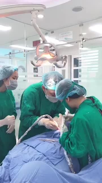 TS ĐÀM NGỌC TRÂM THỰC HIỆN CẤY GHÉP IMPLANT TẠI NHA KHOA 39 QUANG TRUNG, HÀ NỘI.