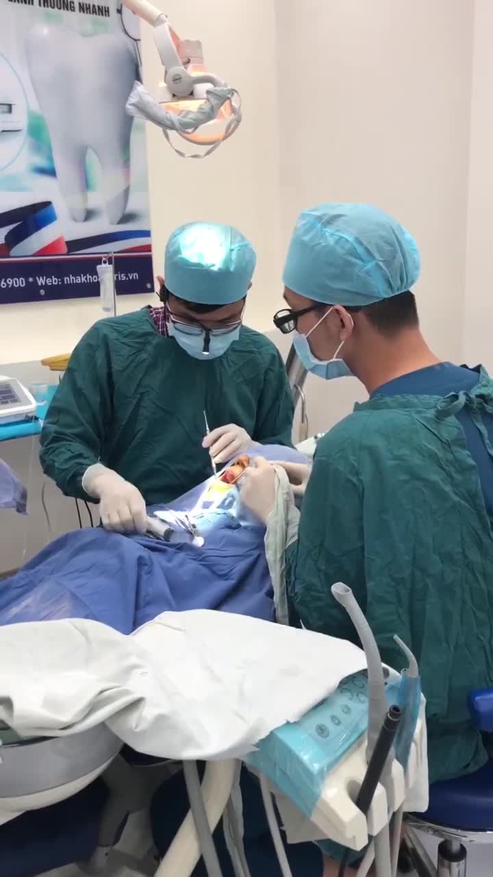 KH La Văn Đông sn 1973 sống tại Vũng Tàu. đang thực hiện nhổ chân răng và cắm 1 trụ implant do bs Nhật Anh thực hiện tại nha khoa Paris 87 Nguyễn Thái Học