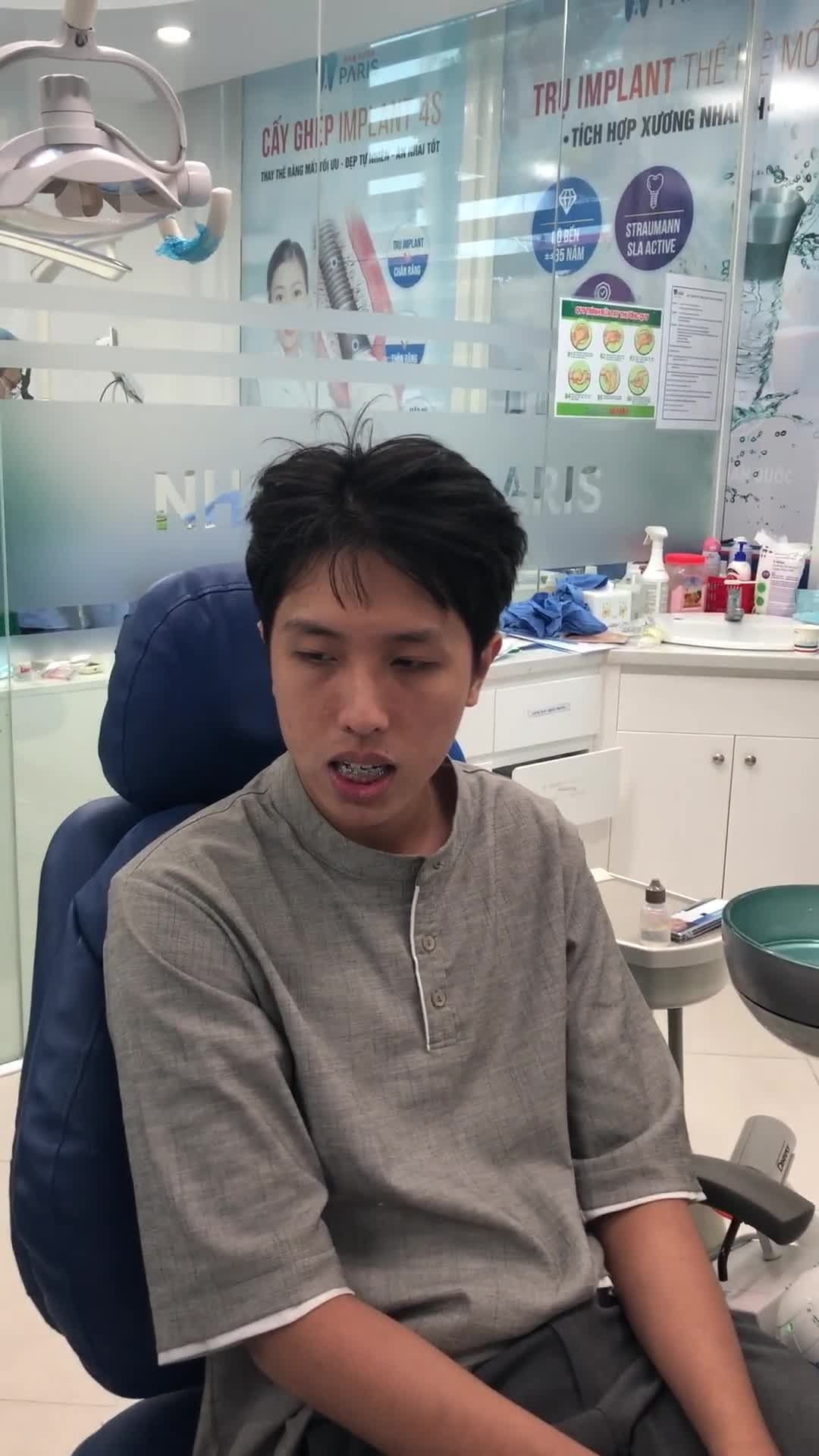 Khách Hàng Lê Hoàng Hiệp Gắn Mắc Cài Kim Loại Thường Do Bác Sĩ Hoa Thực Hiện Tại Nha Khoa Paris 39 Quang Trung