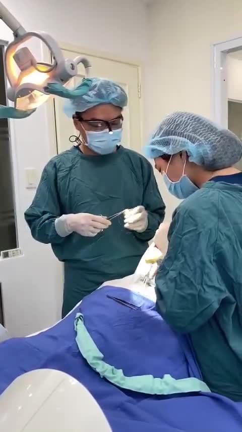 Cắm 3 trụ implant dentium HQ và ghép 1 màng xương, 1 bột xương hàm trên cho chú Kh Đào Vinh Hiên 66 tuổi cùng BS Nguyễn Ngọc Linh tại nha khoa Paris 3/2