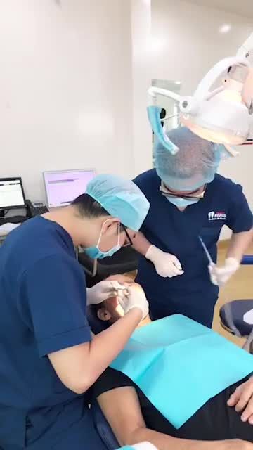 Kh phạm thị thơm tái khám cắt chỉ sau thời gian phẫu thuật cắm 5 tru implant dentium tại Pari Cộng Hoà