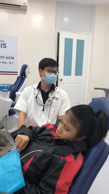 kh Đoàn Thị Phú sinh năm 1995 sống tại TPHCM,  vừa thực hiện nhổ 2 răng khôn tại nha khoa Paris 87 Nguyễn Thái Học, do bsi Nhật Anh thực hiện