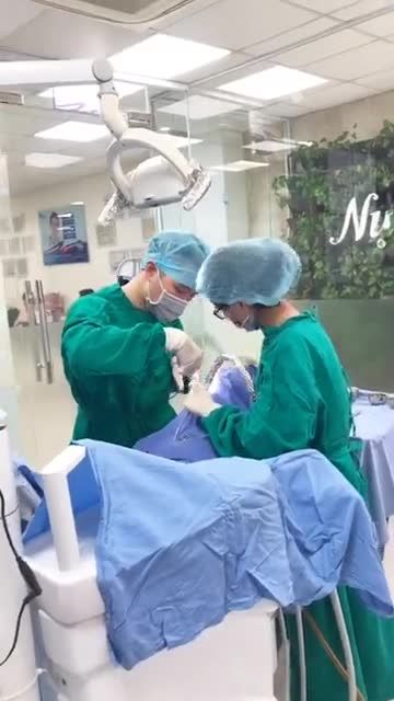 BÁC SỸ HUY CẤY TRỤ IMPLANT TẠI CN 12 THÁI THỊNH