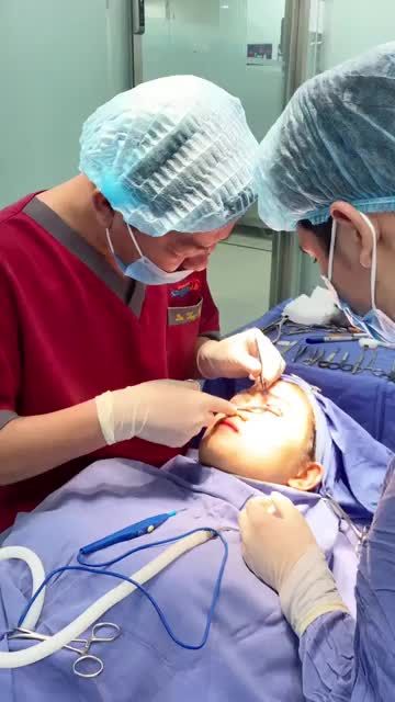 Ca cắt mí plasma ngày cuối tuần của bạn khách làm combo mí mũi