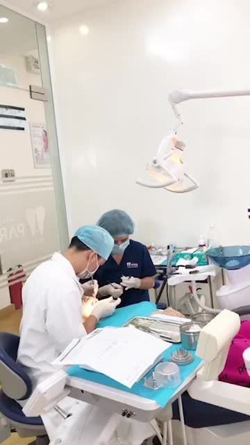 GIAO KHAY TRONG NIỀNG RĂNG CHO KHÁCH HÀNG