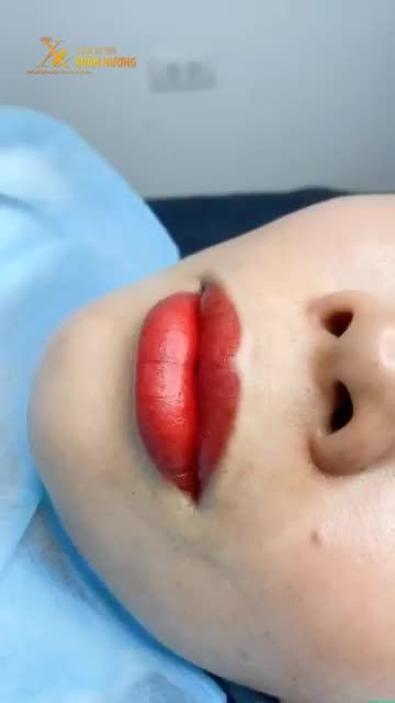 NỀN MÔI MỎNG NHẸ, MÀU MÔI ĐỀU ĐẸP NGAY KHI VỪA THỰC HIỆN XONG PHUN MÔI