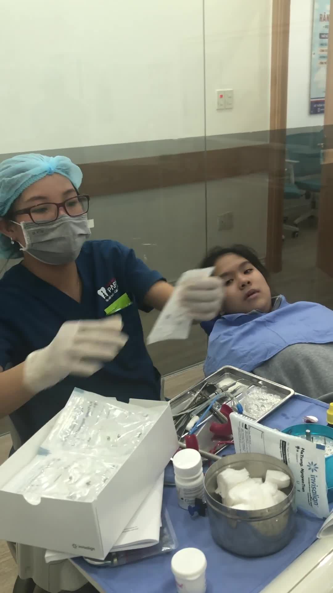 GIAO KHAY NIỀNG TRONG SUỐT CHO KHÁCH HÀNG