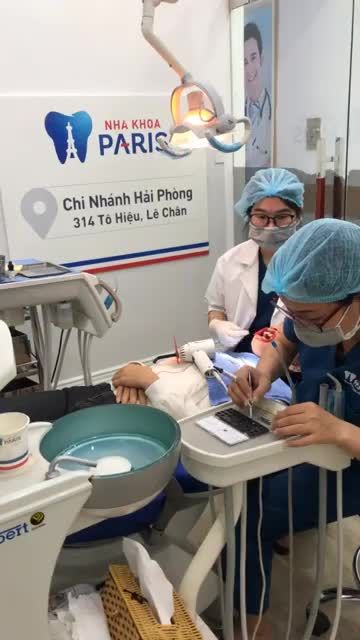 Cận cảnh gắn mắc cài kim loại tại nha khoa Paris Hải Phòng.  Khách hàng Đào Thị Thoa  Bác sỹ Phạm Thị Hạnh thực hiện