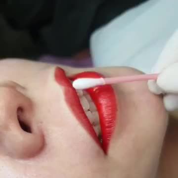 Phun môi BabyLips môi đẹp căng mọng mịn màng không sưng ngay sau khi thực hiện