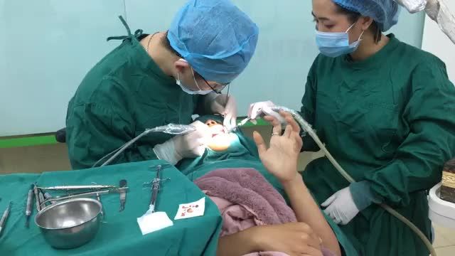 Cấy chân răng nhân tạo implant tại Nha Khoa Thuỳ Anh.