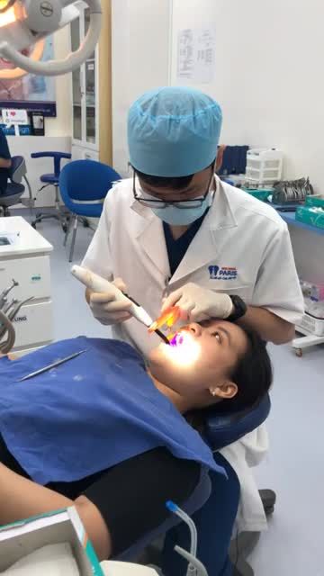 kh Kim Hoa sinh năm 1996 sống tại TPHCM, vừa thực hiện gắn mắc cài dịch vụ chỉnh nha mắc cài kim loại thường tại nha khoa Paris 87 Nguyễn Thái Học, do bsi Nhật Anh thực hiện