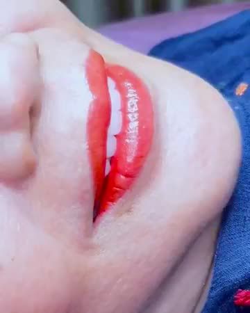PHUN MÔI BABYLIP SẮC MÔI CĂNG MỊN TƯƠI TRẺ KHÔNG SƯNG NGAY SAU KHI THỰC HIỆN